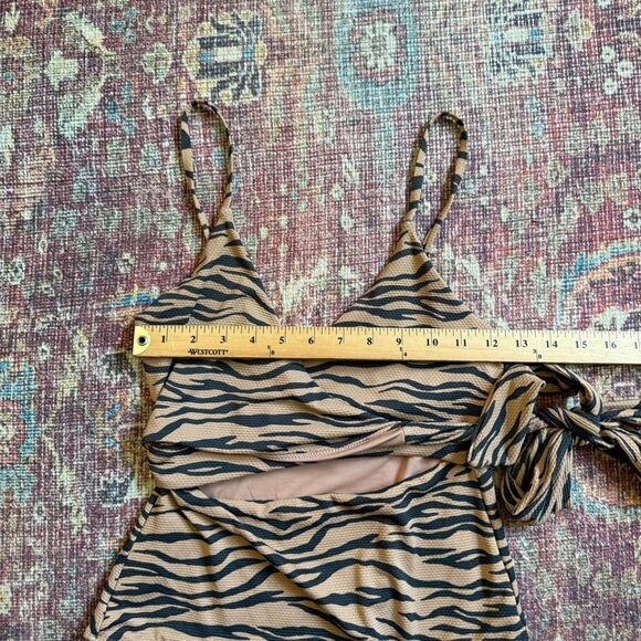 Aerie Women’s Medium Animal Print Tiger One-Piece  Wrap Swimsuit - Picture 3 of 9